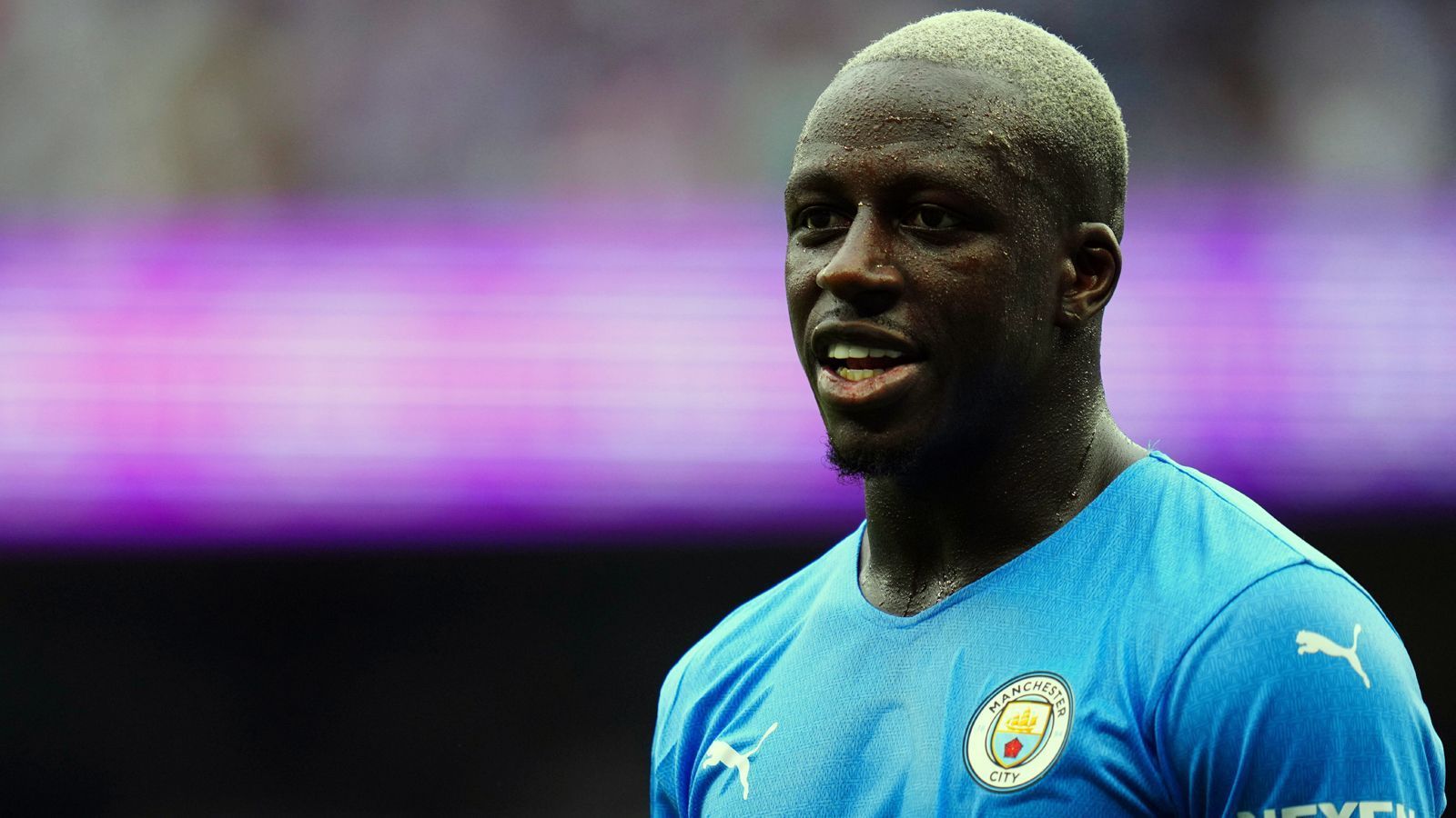 
                <strong>Benjamin Mendy</strong><br>
                Sogar in Untersuchungshaft befindet sich derzeit Manchester Citys Benjamin Mendy. Dem Franzosen wird Vergewaltigung und sexuelle Nötigung in mehreren Fällen vorgeworfen. Erst kürzlich lehnte ein Gericht in Chester erneut einen Kautionsantrag des Fußballstars ab. Damit wird er bis zum geplanten Prozessauftakt im Januar 2022 weiterhin hinter Gittern bleiben. Der 27-Jährige wurde im August 2021 verhaftet. Der konkrete Vorwurf: Zwischen Oktober 2020 und August 2021 soll Mendy drei Frauen in seinem Haus in Cheshire sexuell belästigt haben. Bei einem Schuldspruch droht Mendy eine mehrjährige Haftstrafe.
              