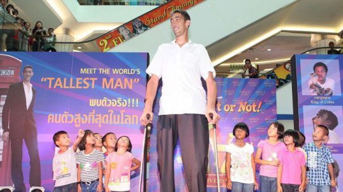 Größter Mensch der Welt Kosen In Thailand Pa 32087501 