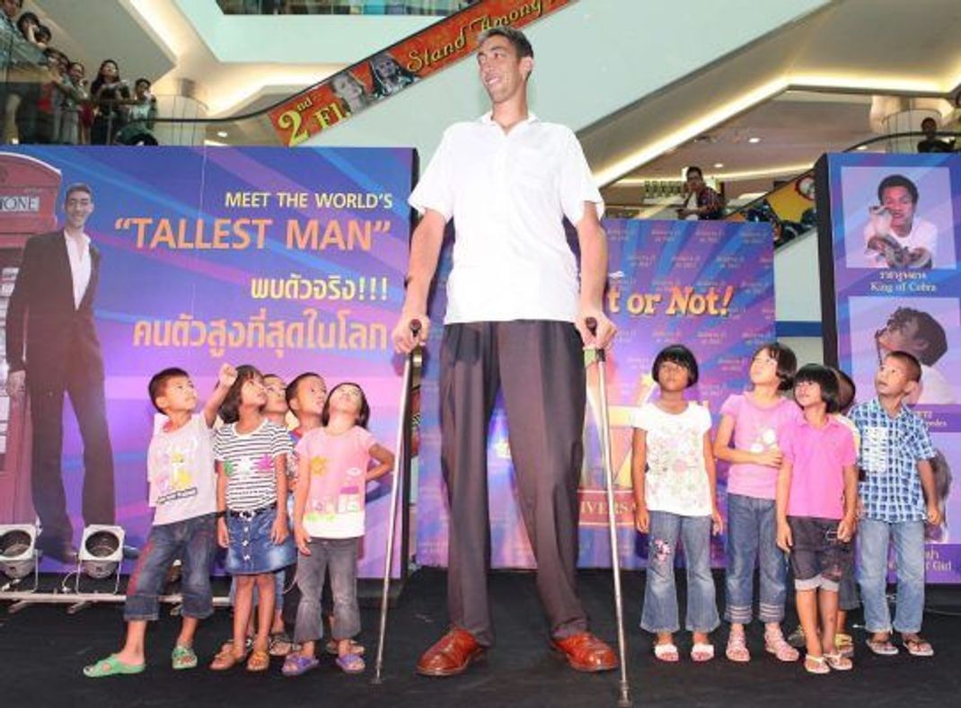 Zu Besuch in Thailand: Die Kinder staunen über seine Größe, Kösen lächelt.