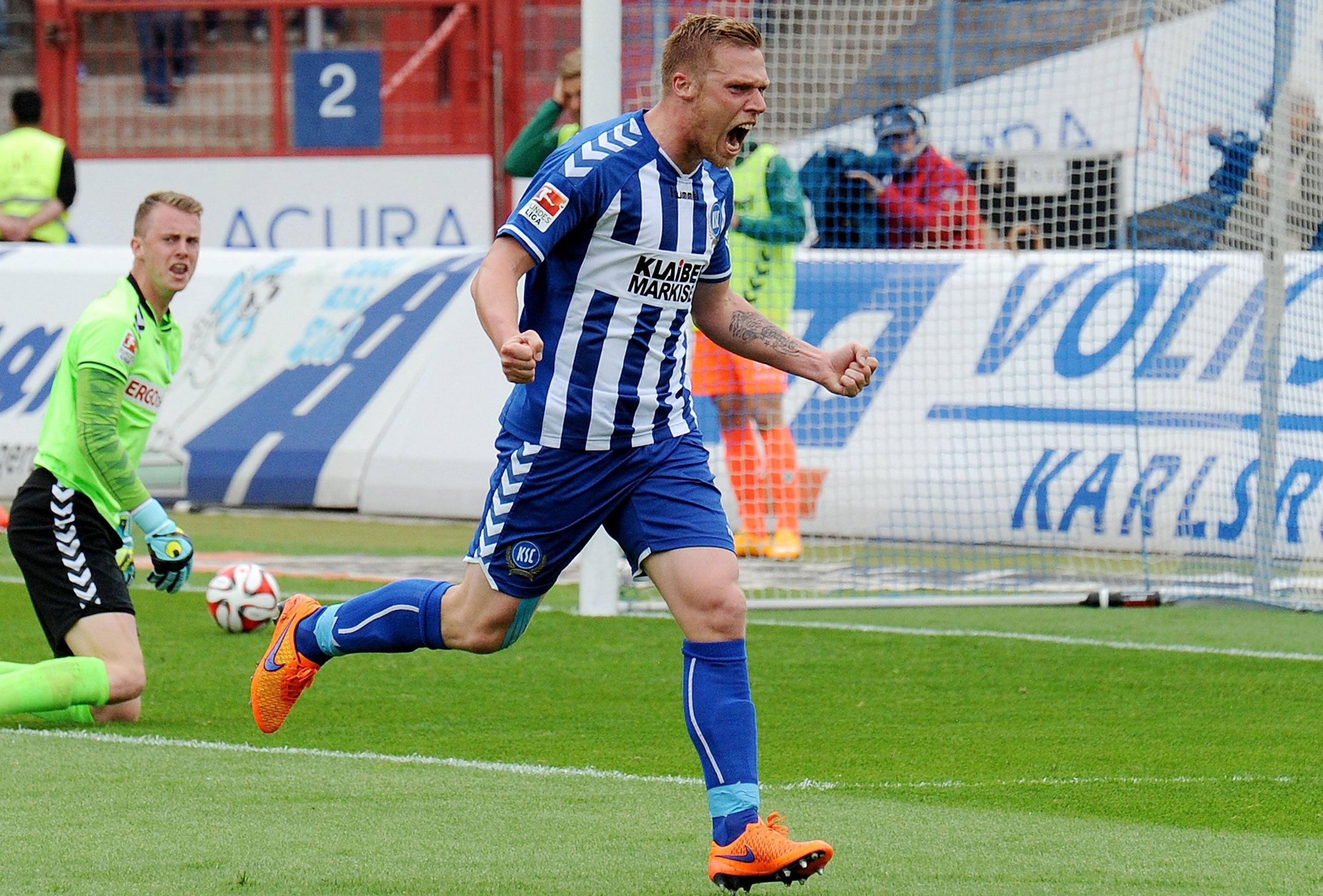 
                <strong>Der Knipser: Rouwen Hennings</strong><br>
                Hennings ist mit 17 Treffern Torschützenkönig der zweiten Liga geworden. Der ehemalige St. Paulianer hat zudem 51 Einsätze für die zweite Mannschaft des HSV hinter sich. Dabei jedoch nie den Durchbruch geschafft. Das scheint wohl Motivation genug ...
              