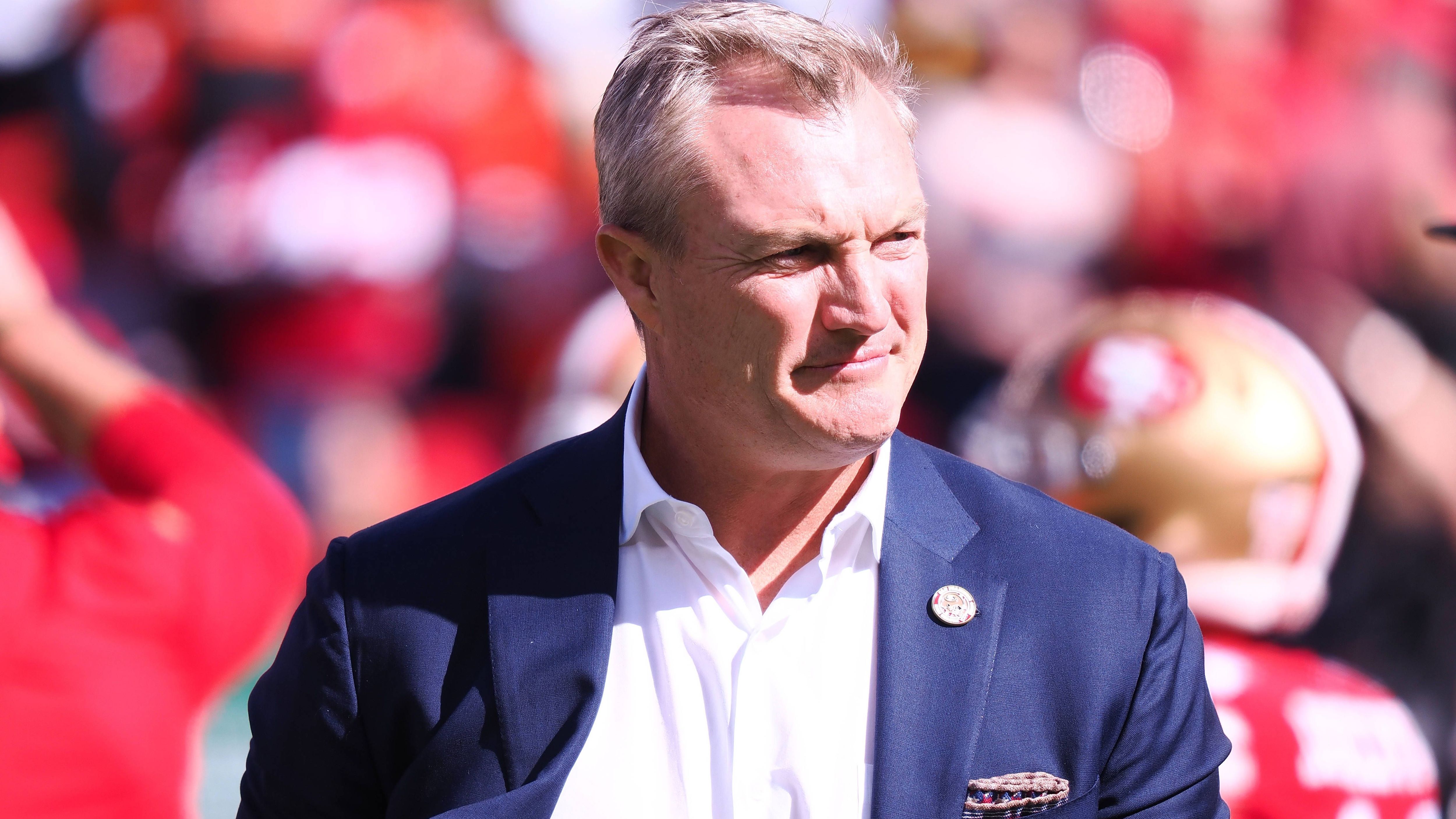 <strong>Gewinner: John Lynch (San Francisco 49ers)</strong><br>Die San Francisco 49ers stecken derzeit in einem Formtief. Drei Niederlagen in Folge gab es zuletzt für die "Niners", nachdem das Team zuvor noch ungeschlagen war. Das liegt auch an der Defense, die nach Woche fünf ihren Groove verloren hatte. Mit der Addition von Defensive End Chase Young kommt ein junger und vielversprechender Pass Rusher in die Bay Area.