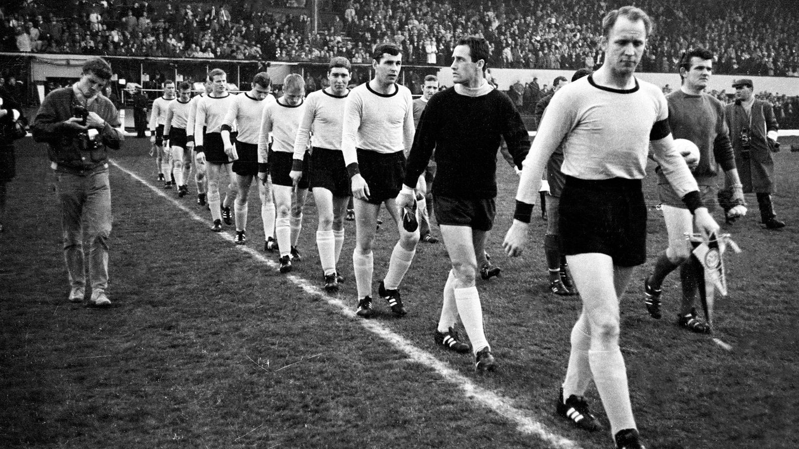 
                <strong>1966 Europapokalfinale</strong><br>
                Seinen größten Erfolg als Spieler erlebte Assauer am 5. Mai 1966, als er mit Borussia Dortmund im Endspiel um den Europapokal der Pokalsieger auflief und mit 2:1 gegen den FC Liverpool gewann – es war der erste Europapokalsieg einer deutschen Mannschaft. Bereits ein Jahr zuvor hatte Borussia Dortmund den DFB-Pokal gewonnen.  
              
