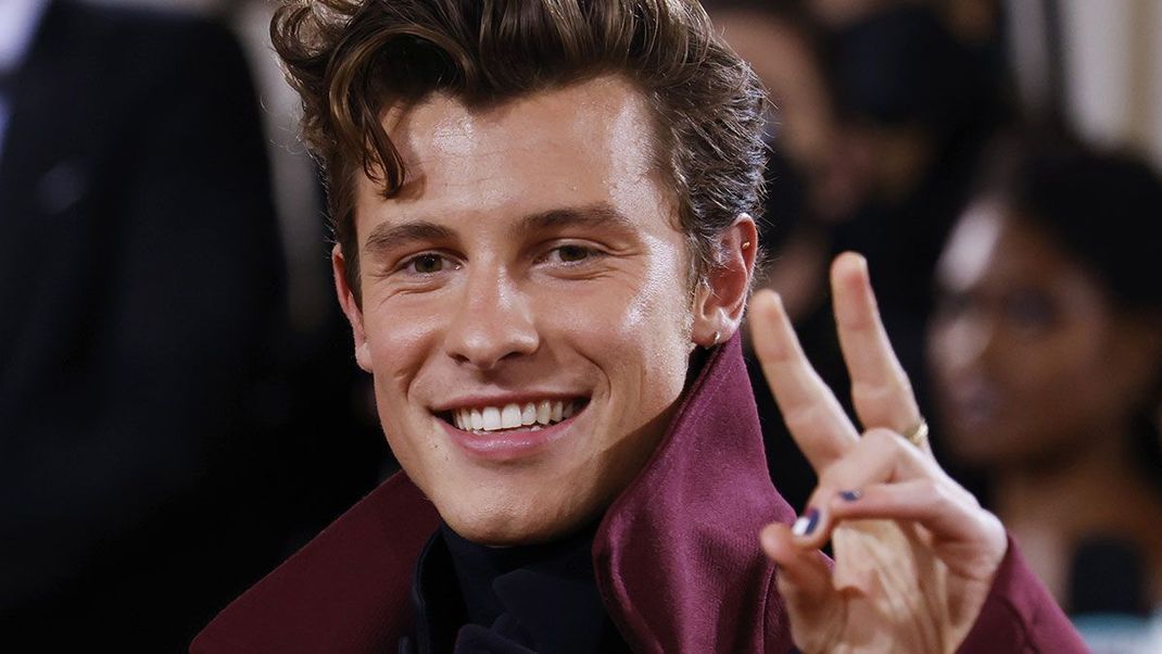 Singer-Songwriter Shawn Mendes überraschte uns mit coolem Nagellack auf dem Fashion Event des Jahres in NYC.