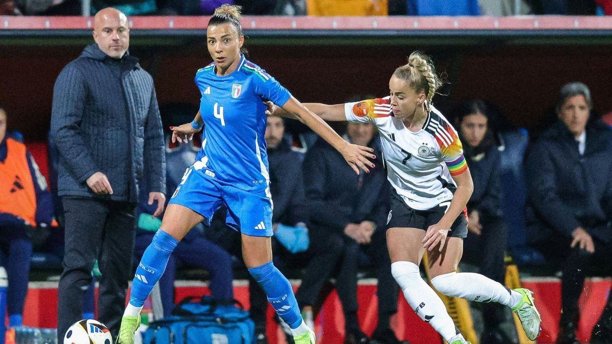 DFB-Kapitänin Gwinn im Duell mit Caruso