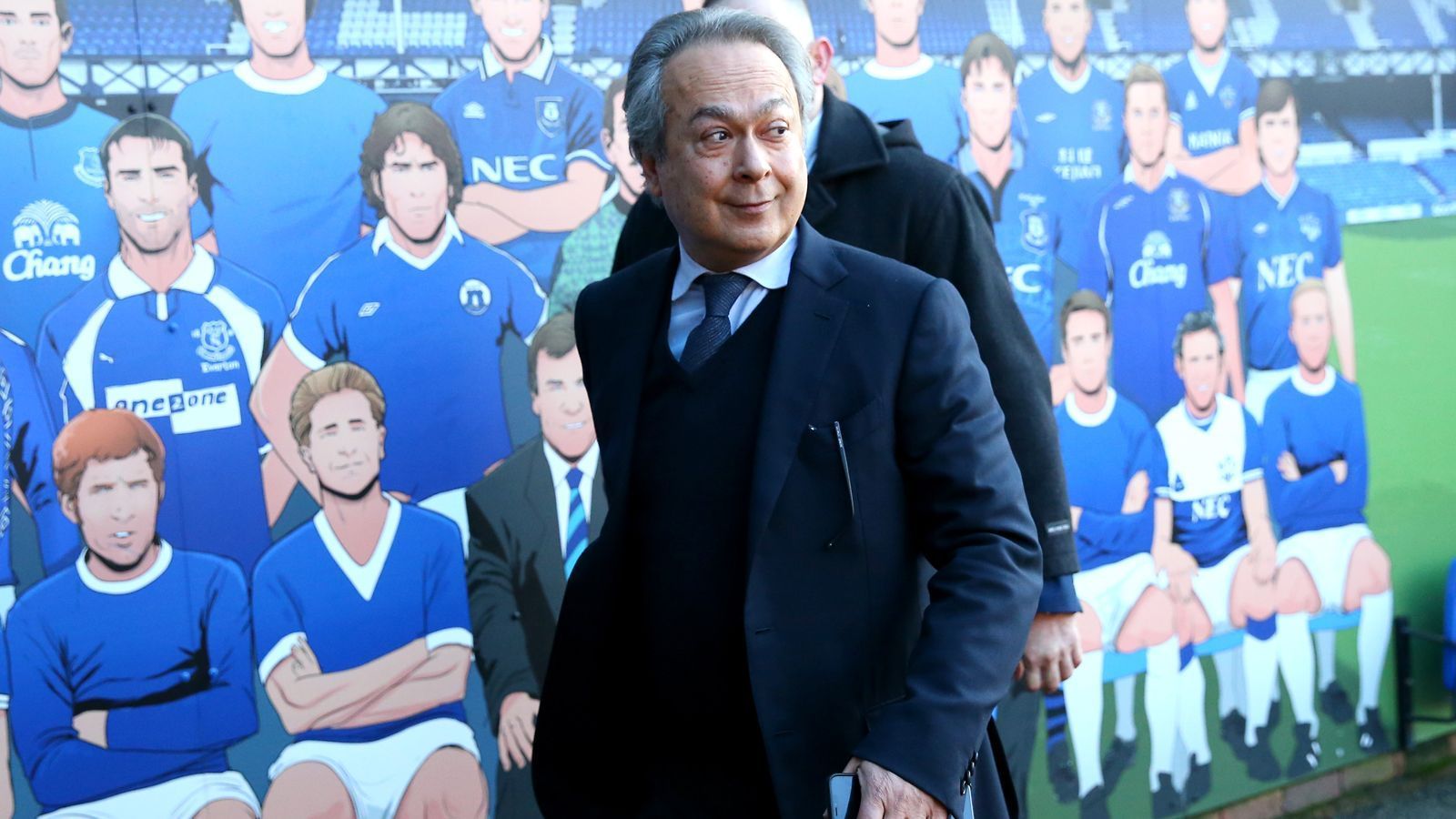 
                <strong>FC Everton: Farhad Moshiri</strong><br>
                Geschäftsmann Farhad Moshiri hält 77,2 Prozent der Klubanteile mit seiner Firma "Blue Heaven Holdings Ltd." Moshiri stammt aus dem Iran und ist Sohn eines Armee-Arztes. Ohne ein Familienunternehmen im Rücken, aber durch die Arbeit mit dem russischen Milliardär Alisher Usmanov, wurde Moshiri zum erfolgreichen Geschäftsmann im Bereich Mobilfunk und Internet. Er will nun aber den abstiegsbedrohten Verein laut "The Guardian" zum Verkauf anbieten.
              