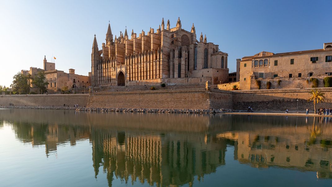 Vor La Seu, der Kathedrale von Palma de Mallorca, kam es nachts zu einem tödlichen Sturz eines Deutschen.