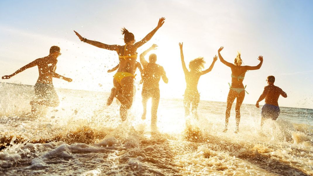 Am Strand gibt es ungeschriebene Gesetze, die alle einhalten sollten, damit sich niemand unwohl fühlt.