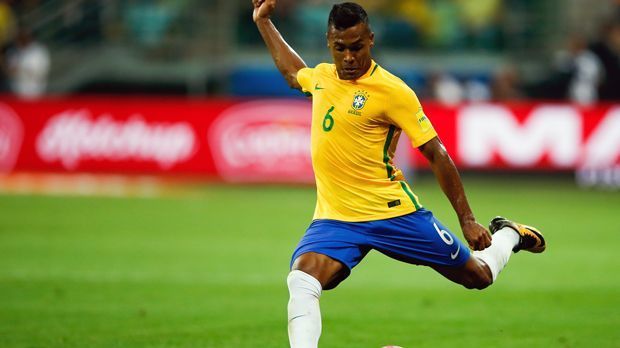 
                <strong>Alex Sandro (Brasilien)</strong><br>
                Früher war Brasilien vor allem für seine Offensivstars bekannt, heute hat die Selecao auch in der Abwehr Weltklasse-Personal. Dies zeigt auch der Fall Alex Sandro eindrucksvoll. Obwohl der Linksverteidiger bei Juventus Turin schon längere Zeit überzeugt, kommt er in der Nationalmannschaft nicht an Marcelo von Real Madrid vorbei. Zuletzt veröffentlichte Nationaltrainer Tite eine Liste mit 15 Spielern, die für ihn bei der WM 2018 unverzichtbar seien - Alex Sandro stand nicht darauf. Sein Pech: Aktuell ist der 27-Jährige auch noch angeschlagen, kann sich somit in den Länderspielen gegen Russland und Deutschland nicht für ein WM-Ticket empfehlen. Statt Alex Sandro wurde Ismaily von Schachtjor Donetsk nominiert.
              