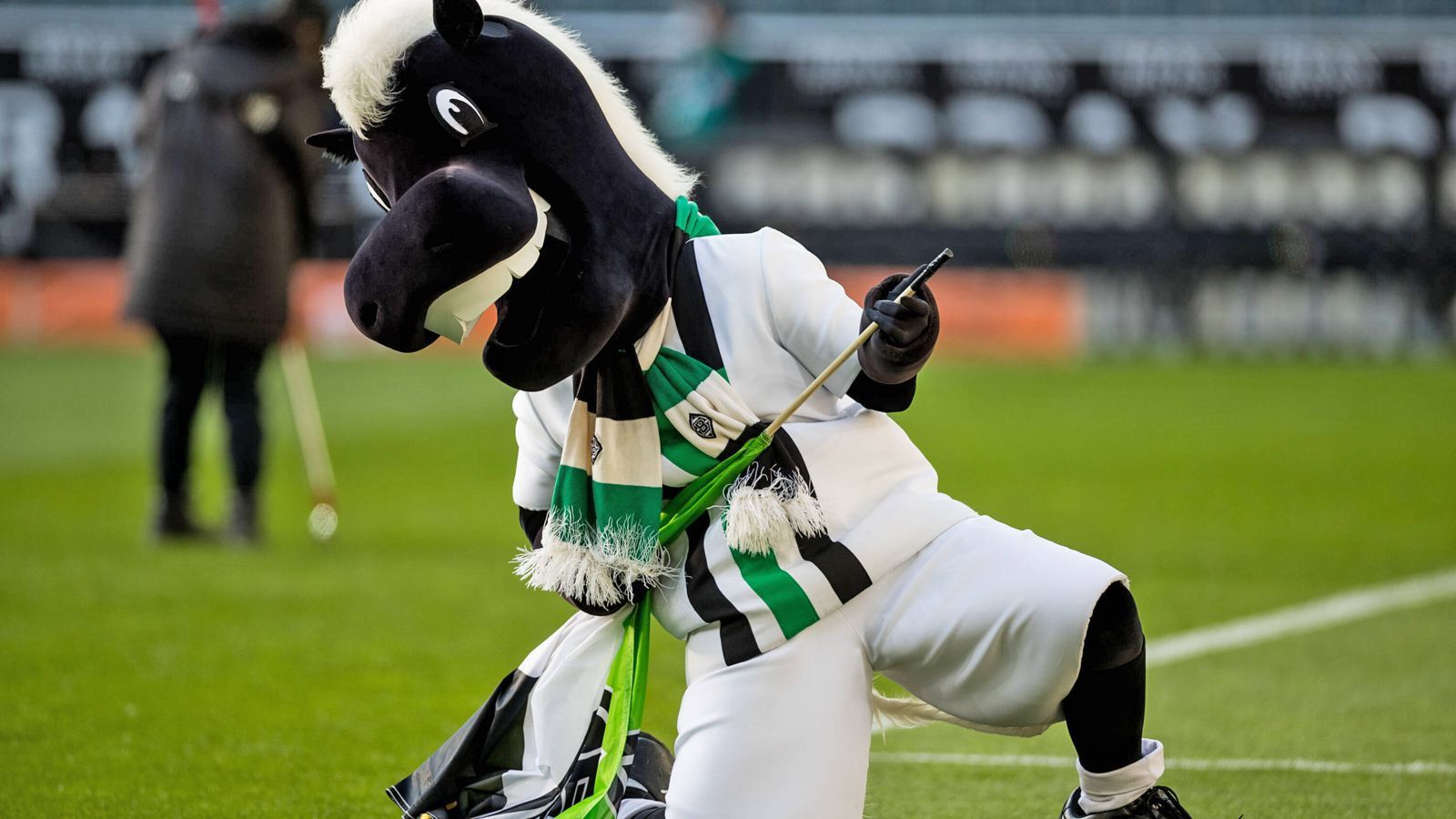 <strong>Platz 8: Borussia Mönchengladbach - Jünter</strong><br>
                Jünter ist das Mitglied einer ganzen Maskottchen-Familie! Sein Bruder Ennatz ist in gleicher Funktion beim MSV Duisburg aktiv, die gleiche Fehlstellung der Zähne verrät auch Unwissenden die offensichtliche Verwandtschaft. Für ein Fohlen ist er etwas zu groß geraten, deshalb nur ein Platz im Mittelfeld.