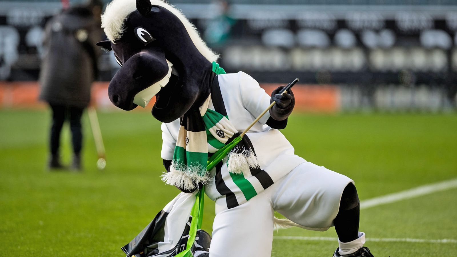 
                <strong>Platz 9: Borussia Mönchengladbach - Jünter</strong><br>
                Jünter ist das Mitglied einer ganzen Maskottchen-Familie! Sein Bruder Ennatz ist in gleicher Funktion beim MSV Duisburg aktiv, die gleiche Fehlstellung der Zähne verrät auch Unwissenden die offensichtliche Verwandtschaft. Für ein Fohlen ist er etwas zu groß geraten, deshalb nur ein Platz im Mittelfeld.
              