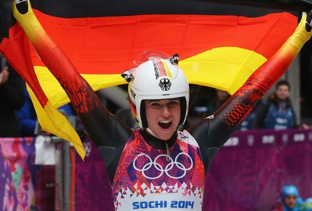 
                <strong>Rodeln: Gold - Natalie Geisenberger - Deutschland</strong><br>
                Mit einem gewaltigen Vorsprung von 1,139 Sekunden fliegt die Deutsche geradezu zur Goldmedaille.
              