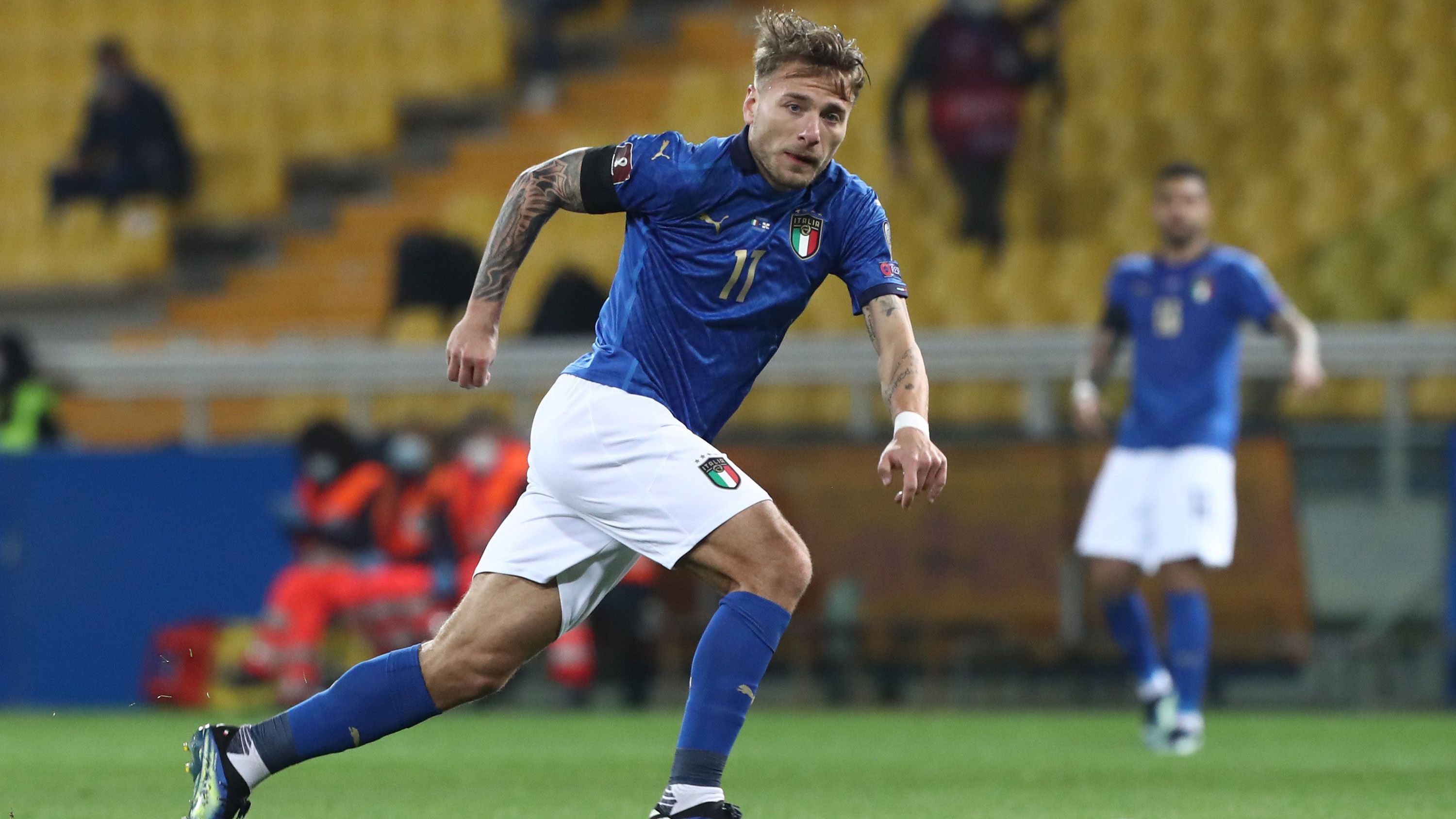 
                <strong>Gruppe A: Italien</strong><br>
                Torhüter: 21 Gianluigi Donnarumma, 26 Alex Meret, 1 Salvatore Sirigu -Abwehr: 15 Francesco Acerbi, 23 Alessandro Bastoni, 19 Leonardo Bonucci, 3 Giorgio Chiellini, 2 Giovanni Di Lorenzo, 13 Emerson Palmieri, 24 Alessandro Florenzi, 4 Leonardo Spinazzola, 25 Rafael Toloi -Mittelfeld: 18 Nicolo Barella, 16 Bryan Cristante, 8 Jorginho, 5 Manuel Locatelli, 7 Lorenzo Pellegrini, 12 Stefano Sensi, 6 Marco Verratti -Sturm: 9 Andrea Belotti, 11 Domenico Berardi, 20 Federico Bernardeschi, 14 Federico Chiesa, 17 Ciro Immobile, 10 Lorenzo Insigne, 22 Giacomo Raspadori
              