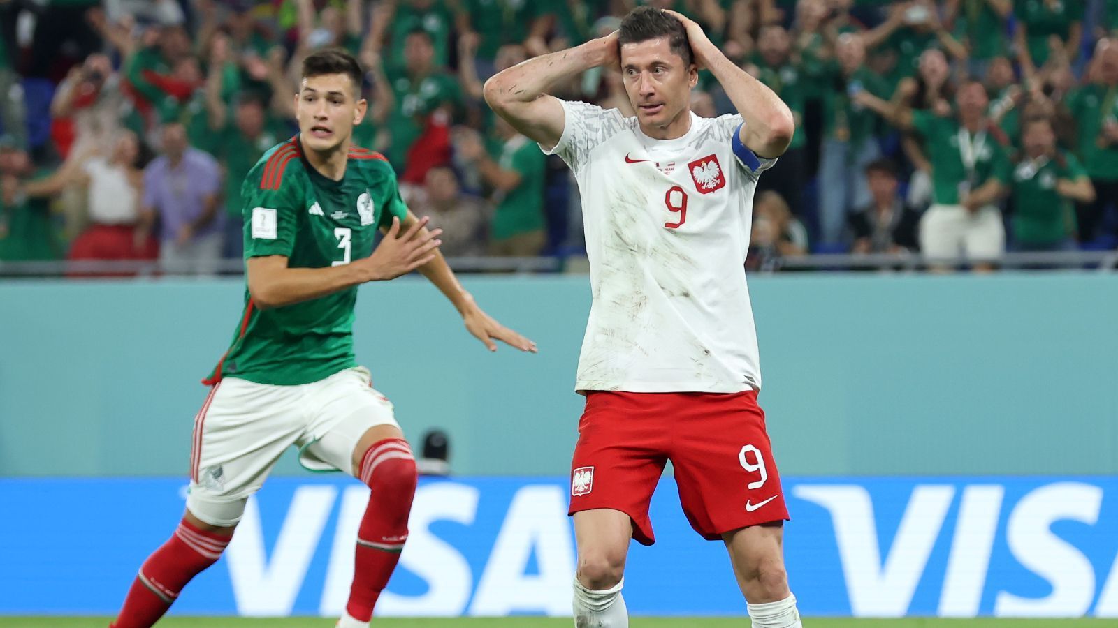 
                <strong>Robert Lewandowski-Watch: So schlug sich Polens Torjäger gegen Saudi-Arabien</strong><br>
                Robert Lewandowski hat in seiner beeindruckenden Karriere schon sehr viele Titel gewonnen und diverse Rekorde gebrochen. Was ihm - neben der "Ballon D'Or"-Auszeichnung - noch fehlt: ein Tor bei einer Weltmeisterschaft! Im ersten Gruppenspiel gegen Mexiko in Katar scheiterte er noch vom Elfmeterpunkt - doch wie lief es im zweiten polnischen WM-Spiel 2022 gegen Saudi-Arabien? ran hat dem Stürmer-Star des FC Barcelona ganz genau auf die Füße geschaut.
              