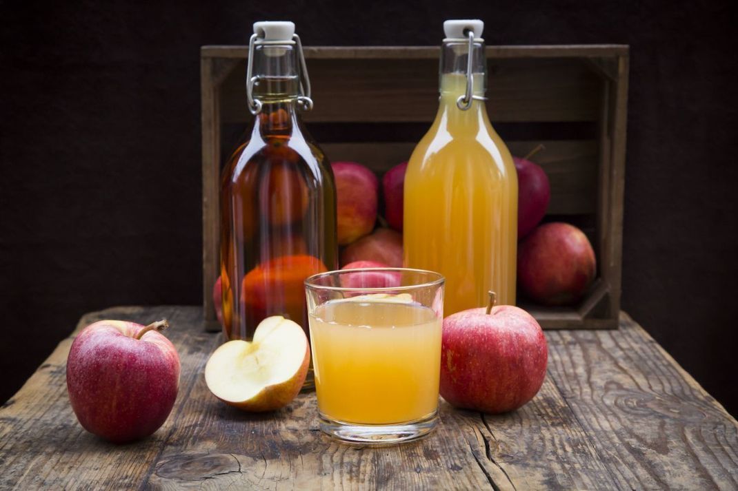 Klarer Apfelsaft (links) wurde gefiltert. Beim trüben Apfelsaft (rechts) setzen sich am Grund oft Trübstoffe ab.