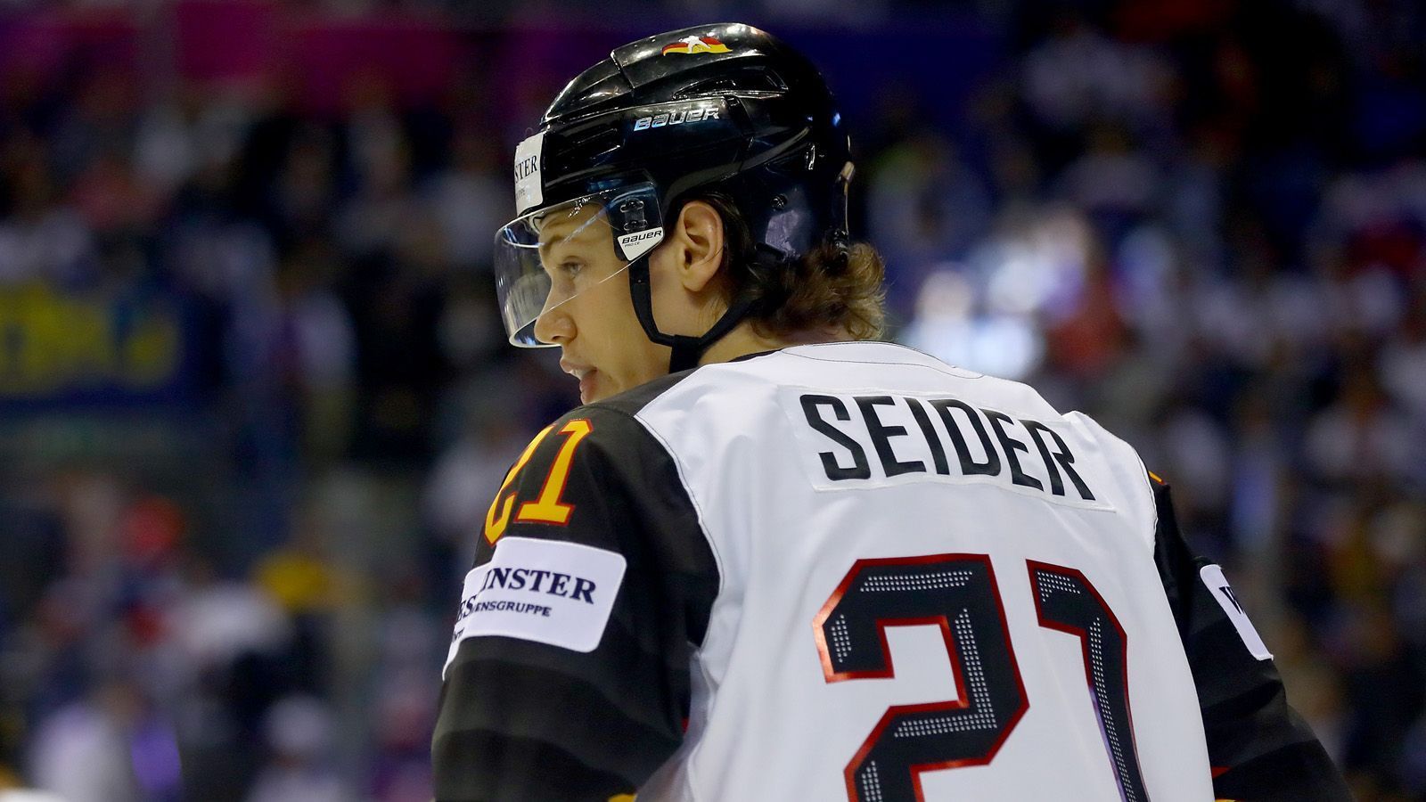 
                <strong>Eishockey: Deutschlands Super-Rookie Moritz Seider </strong><br>
                Am Donnerstag (24. Mai 2019) trifft die deutsche Mannschaft im Viertelfinale der Eishockey-WM auf Tschechien. Dann ist auch Jungstar Moritz Seider nach überstandener Gehirnerschütterung wieder mit dabei. Mit 18 Jahren ist der Mannheimer der mit Abstand jüngste Spieler im Kader von Bundestrainer Toni Söderholm. Dennoch zählt der "Rookie des Jahres" in der DEL bereits zu den Leistungsträgern - auch bei seinem Klub, den Adler Mannheim. Ein Wechsel in die nordamerikanische Profi-Liga NHL scheint bereits sicher. ran.de stellt den Super-Rookie der deutschen Mannschaft vor. 
              