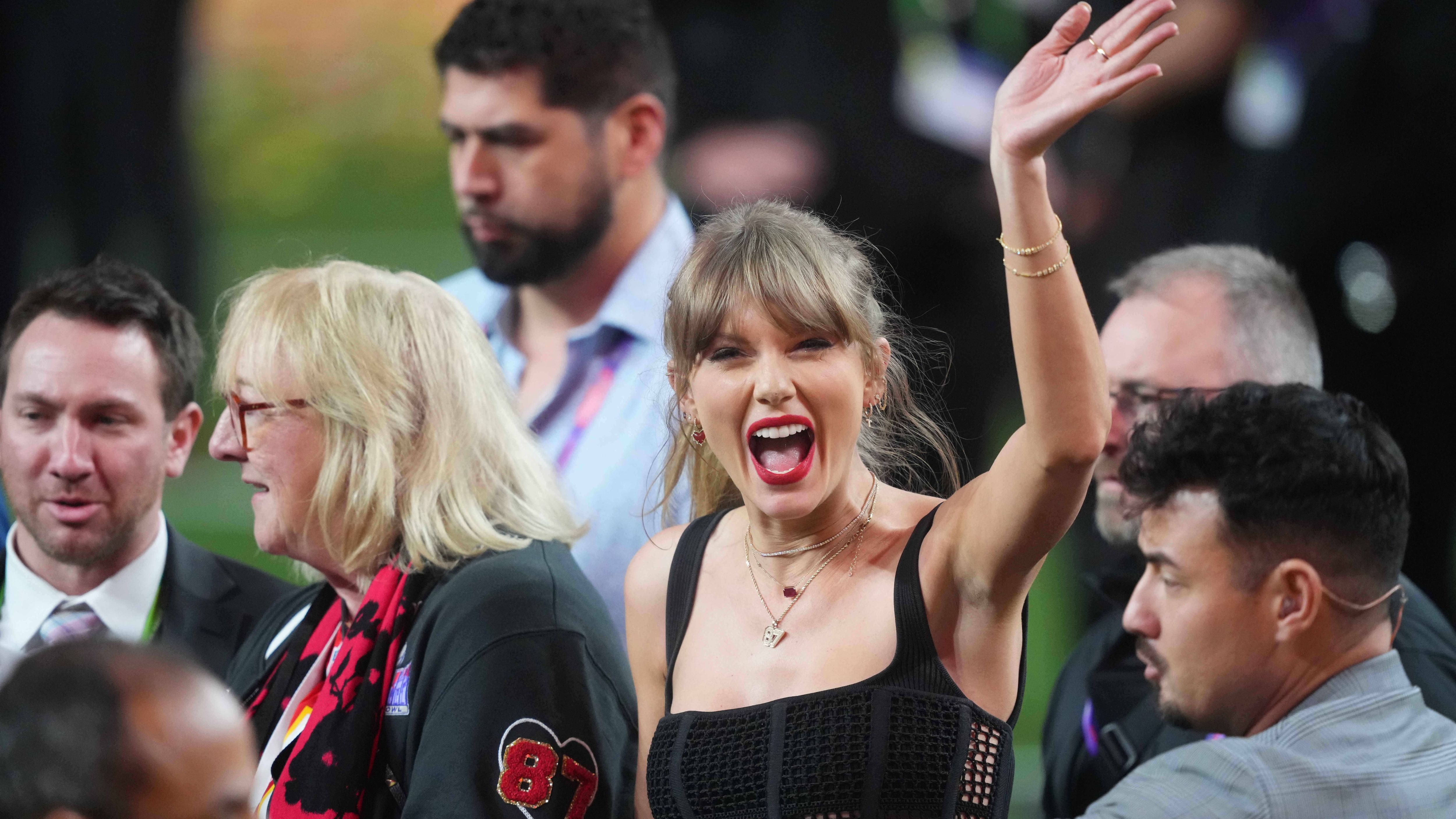 <strong>Gewinner: Taylor Swift</strong><br>Zum Glück überstrahlt Taylor Swift den Kelce-Fauxpas. Der Popstar muss einfach ein Gewinner sein. Wer weiß abseits des Sports schon eine so treue Fanbase hinter sich? Und dann bringt sie den Chiefs um ihren Liebsten auch noch Glück. Höchst fraglich, ob die Chiefs das Spiel auch ohne die Anfeuerung der Frau mit der weltweit bekannten und angehimmelten Stimme noch umgebogen hätten. Wir würden nicht darauf wetten.