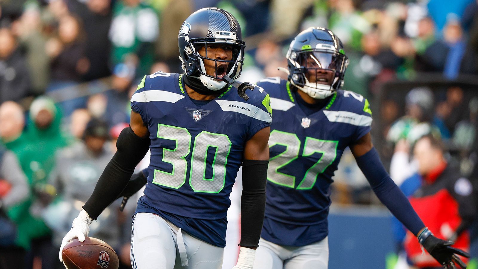 <strong>Seattle Seahawks: Stärken (Defensive)</strong><br>
                Im Gegensatz zur Offensive offenbarte die Defensive einige Lücken, sowohl in der Passverteidigung als auch in der Laufverteidigung. Linebacker Bobby Wagner kehrt als Leader zurück und kann noch immer auf ordentlichem Niveau spielen, besonders gegen den Lauf.&nbsp;