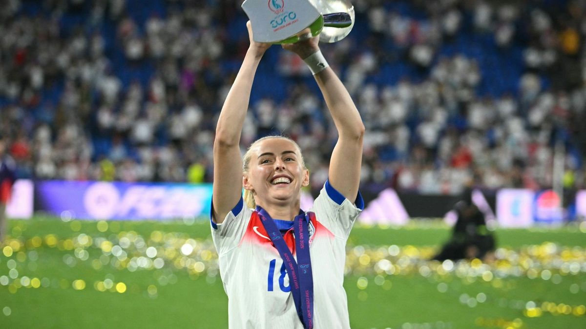 Chloe Kelly mit dem EM-Pokal