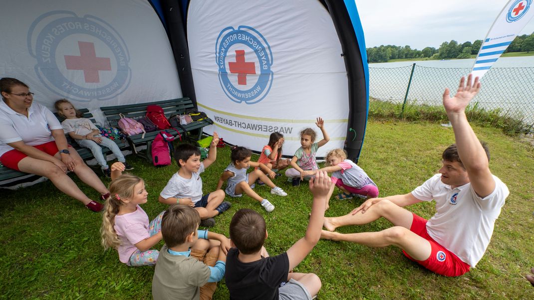 Kampagne «Bayern schwimmt» am Karlsfelder See.