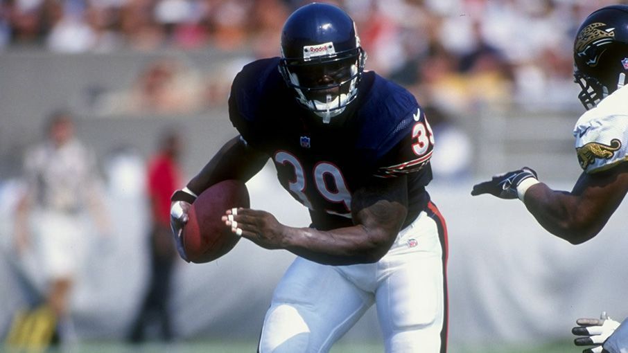 
                <strong>Curtis Enis, Running Back - Chicago Bears (Pick 5, 1998)</strong><br>
                Curtis Enis galt als einer der stärksten College-Running-Backs der vergangenen Jahre. Dennoch sollte sein Stern in der NFL nicht aufgehen. Nachdem er immer wieder mit Verletzungen zu kämpfen hatte, musste er die Bears nach nur drei Jahren wieder verlassen. Enis erzielte lediglich vier Touchdowns in seiner NFL-Karriere.
              