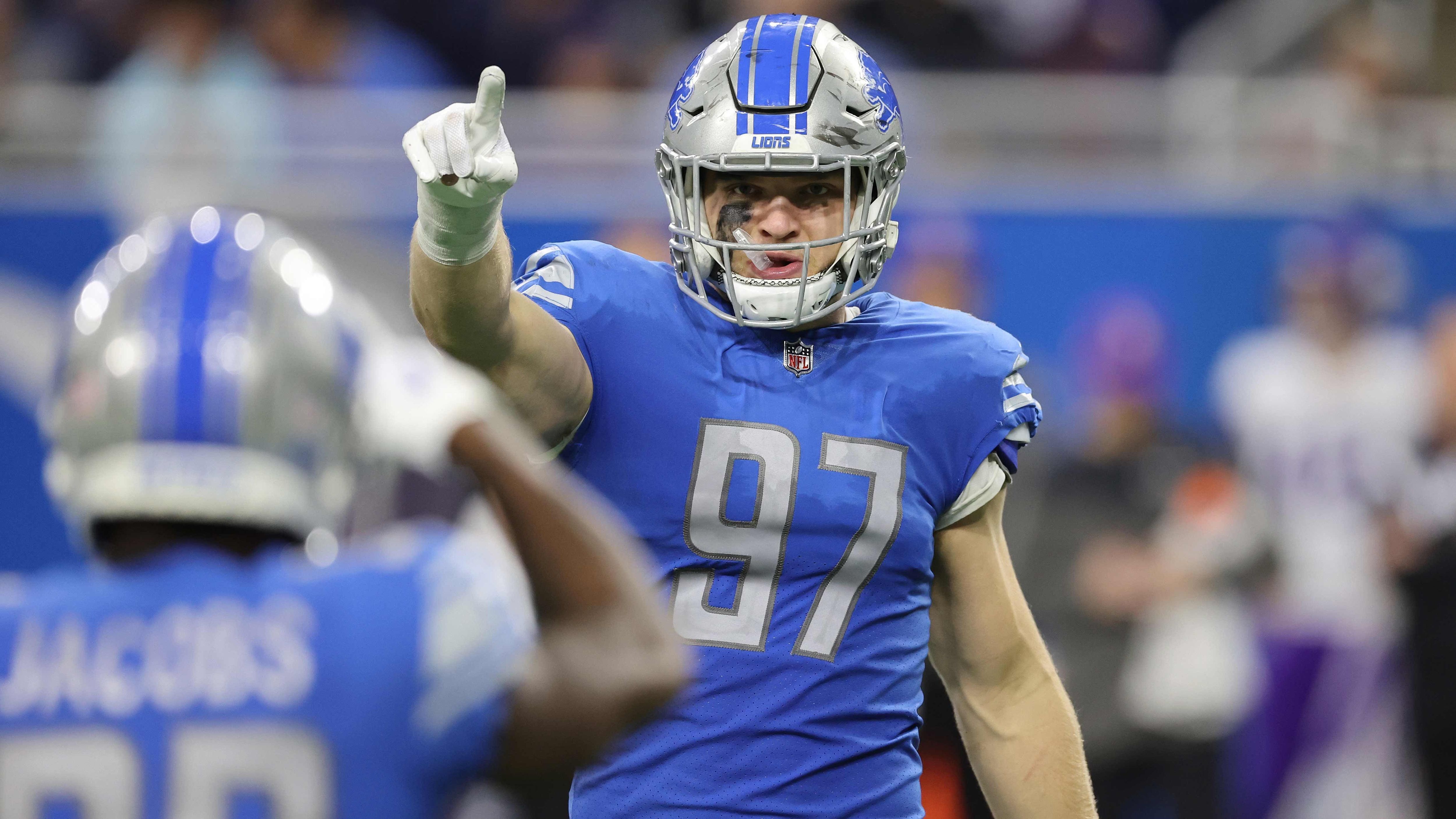 
                <strong>Gewinner: Detroit Lions</strong><br>
                Auch Dank St. Brown sind die Detroit Lions als Gewinner der Saison anzusehen. Zwar haben die Lions am letzten Spieltag die Playoffs verpasst, doch in Detroit dürfte man dennoch ein positives Saison-Fazit ziehen. Schließlich beendeten die Lions die NFC North nach einem irren Comeback als Zweiter mit einer Bilanz von 9-8. Kaum zu glauben, was Head Coach Dan Campbell aus dem Team gemacht hat, das die vergangene Saison mit drei Siegen und 13 Niederlagen abgeschlossen hatte. Star-Spieler in der Defense war Rookie Aidan Hutchinson, der als Defensive End drei Interceptions fing.
              