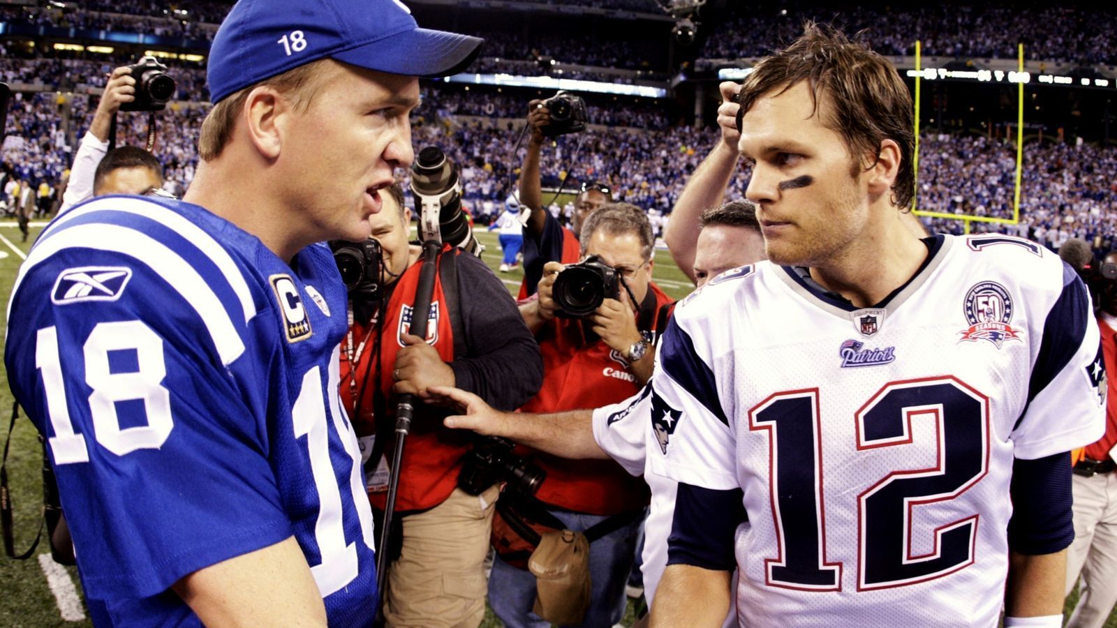 
                <strong>2009: Last-Minute-Sieg von Manning über Brady</strong><br>
                Jahrelang stand das Duell Pats vs. Colts nicht nur für Skandale, sondern als eines der sportlich besten NFL-Matchups mit zwei legendären Quarterbacks der Liga: Tom Brady vs. Peyton Manning. So etwa auch 2009, als die Colts ein denkwürdiges Spiel mit 35:34 für sich entschieden. Die Patriots führten 13 Minuten vor Schluss noch mit 31:14, vier Minuten vor Schluss immerhin auch noch mit 34:21. 
              