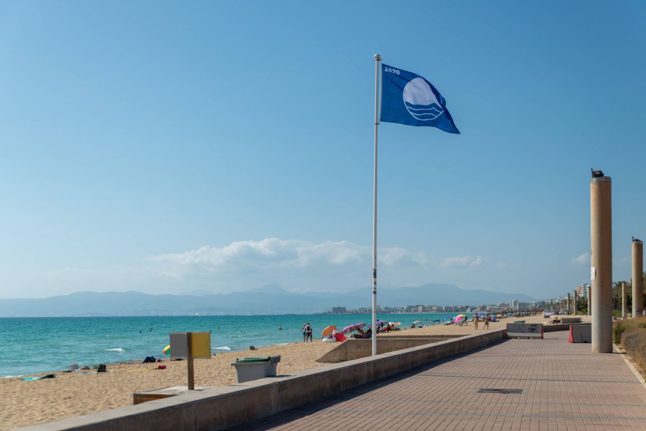 Blau mit weißem Kreis: Das ist ein Gütesiegel - die Wasserqualität ist hier gut.