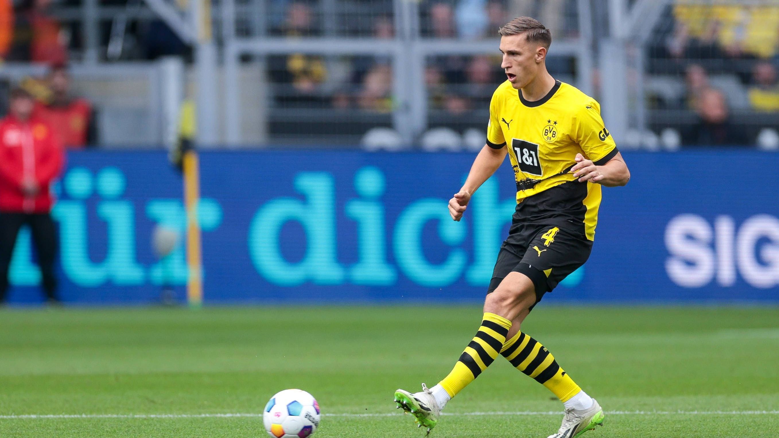 <strong>Nico Schlotterbeck</strong><br>Hummels' Nebenmann hat gegen Wolfsburg im ersten Durchgang durchaus Probleme im Spielaufbau, sowohl bei kurzen als auch bei langen Anspielen unterlaufen dem Nationalspieler mehrere Fehlpässe. In der Offensive schaltet sich Schlotterbeck zumindest bei Standardsituationen ein, dabei hat er vor der Pause eine der besten BVB-Chancen, verstolpert jedoch. <strong>ran-Note: 4</strong>