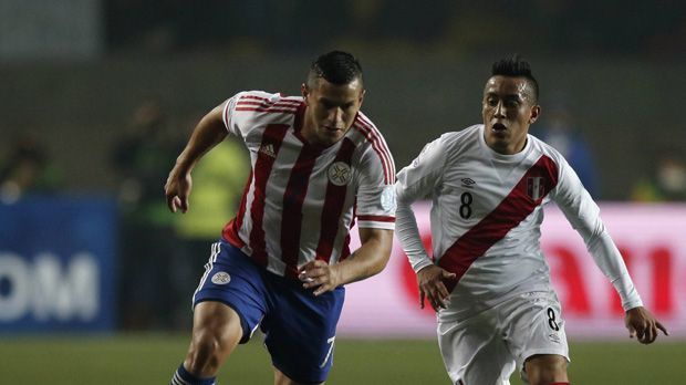 
                <strong>Raul Bobadilla (PAR)</strong><br>
                Raul Bobadilla (li.). Land: Paraguay, Verein: FC Augsburg, Länderspiele: 10 Einsätze, Tore: 0
              