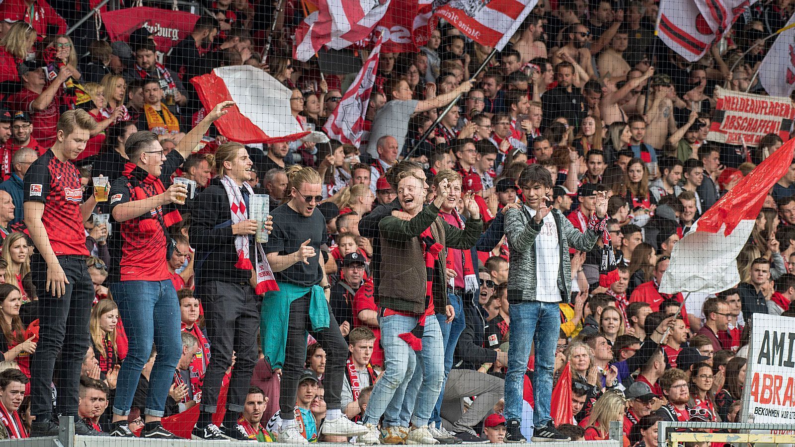 
                <strong>Platz 2: SC Freiburg (Schwarzwald-Stadion)</strong><br>
                Auslastung: 99,6 ProzentKapazität: 24.000Zuschauerschnitt: 23.900Ausverkaufte Spiele: 11
              