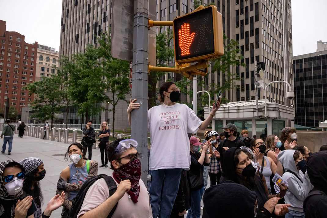Unter anderem wird auch in New York gegen Trumps Migrationspolitik demonstriert.