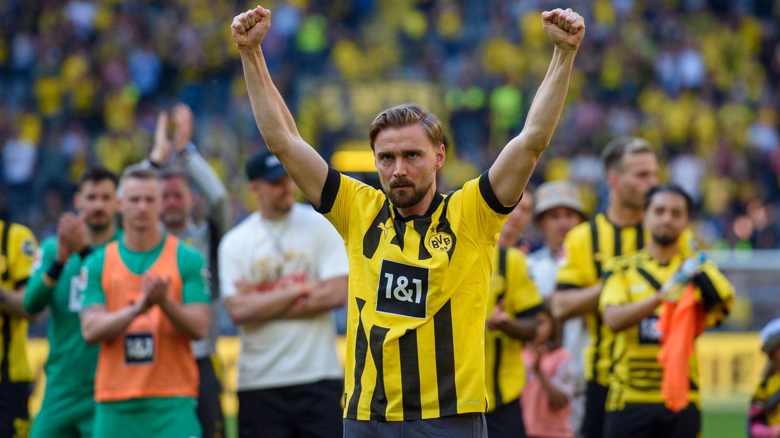 
                <strong>Marcel Schmelzer (zuletzt Borussia Dortmund)</strong><br>
                Mit Marcel Schmelzer hängt auch ein langjähriger Weggefährte von Neven Subotic die Schuhe im Sommer 2022 endgültig an den Nagel. Der gebürtige Magdeburger kam 2005 in den BVB-Nachwuchs und blieb dem Klub bis zum Karriereende erhalten. "Leider haben mich in den letzten zwei Jahren immer wieder Verletzungen zurückgeworfen. In diesem Zusammenhang möchte ich mich beim BVB bedanken, dass ich meine Reha hier wieder absolvieren durfte", schrieb Schmelzer anlässlich seines Abschied auf Instagram. Der Linksverteidiger brachte es auf 367 Pflichtspiel-Einsätze für den BVB. 
              