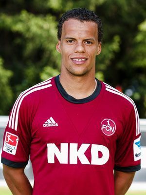 
                <strong>1. FC Nürnberg Heimtrikot</strong><br>
                Das neue Gewand der "Clubberer" ist dunkelrot. Der Verein will damit wieder die Tradition des FCN betonen
              