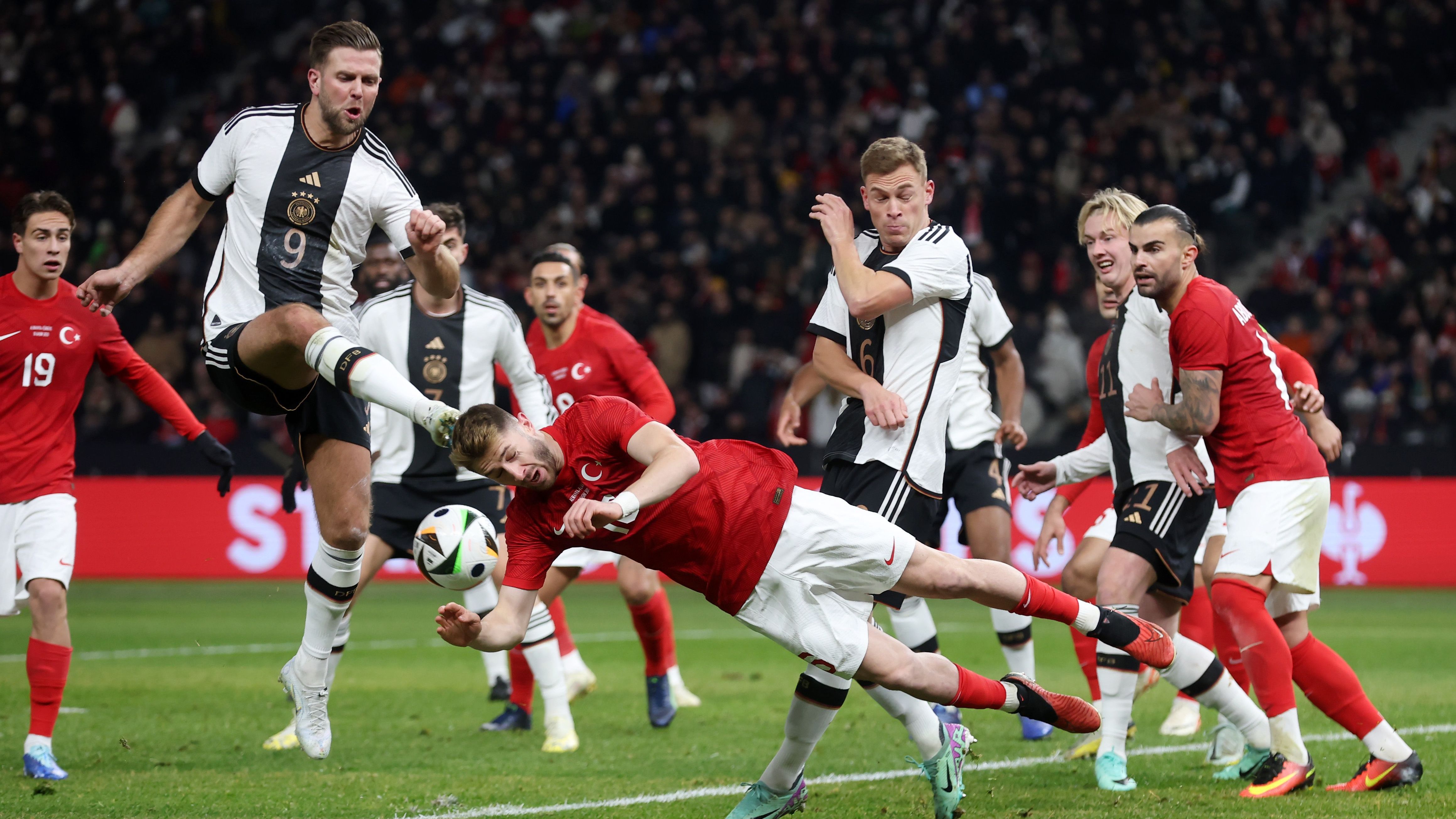 <strong>Einzelkritik</strong><br>Julian Nagelsmann bleibt bis zur EM-Endrunde 2024 noch viel Arbeit. Im ersten Heimspiel des neuen Bundestrainers kassierte die Nationalmannschaft gegen die im Berliner Olympiastadion von zahlreichen Landsleuten lautstark unterstützten Türken eine bittere 2:3 (1:2)-Pleite. Dabei enttäuschten gleich mehrere nominelle Leistungsträger. Die Noten der DFB-Elf in der Einzelkritik.