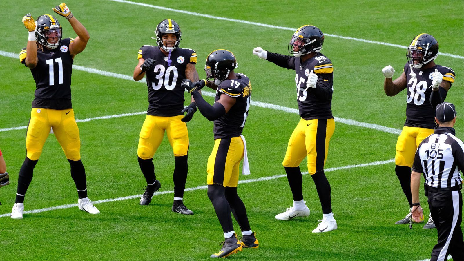 
                <strong>Nach acht Spielen weiter ungeschlagen: Pittsburgh Steelers träumen von perfekter NFL-Saison</strong><br>
                Acht Spiele, acht Siege – die Pittsburgh Steelers stehen nach der ersten Saisonhälfte so gut da wie noch nie. Neben der Chance auf einen siebten Super-Bowl-Sieg kann der Traditionsklub nun auch auf eine perfekte Regular Saison hoffen. Nur zwei Teams gelang dieses historische Kunststück bisher: den Miami Dolphins in der Saison 1972 (damals hatte die Spielzeit allerdings nur 14 Partien) und den New England Patriots in der Saison 2007. Mit jedem Sieg steigen die Chancen, allerdings auch die Motivation der Gegner, die das historische Kunststück nur zu gerne verhindern wollen. ran.de stellt die übrigen Gegner der Steelers vor, die eine perfekte Saison verhindern könnten.
              