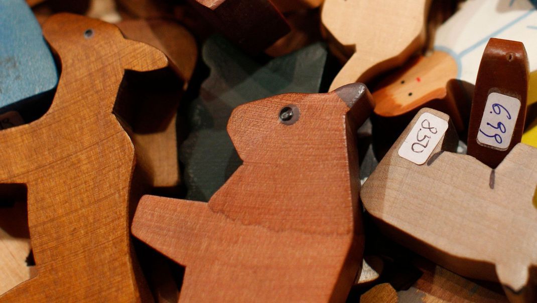 Manche Holzspielzeuge enthalten gesundheitsgefährdende Färbemittel oder Weichmacher.