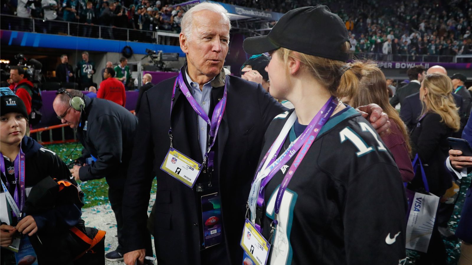 <strong>Joe Biden (Philadelphia Eagles)</strong><br>
                Der ehemalige US-Präsident Joe Biden wurde in Scranton, Pennsylvania geboren, rund 200 km nördlich von Philadelphia. Es ist also naheliegend, dass er den Eagles die Daumen drückt. Beim Super-Bowl-Erfolg 2018 war er einer der ersten prominenten Gratulanten auf dem Feld des US Bank Stadiums in Minneapolis.