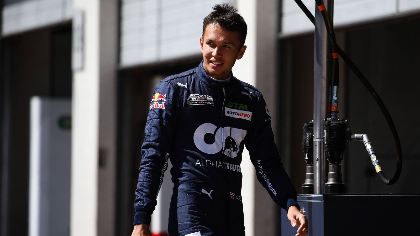 
                <strong>Williams</strong><br>
                Alex Albon, der in dieser Saison in der DTM für AlphaTauri startet, kehrt in der kommenden Saison in die Formel 1 zurück. Aber nicht etwa für ein Team der Red Bull-Familie, sondern für das Mercedes-Team Williams. Sein Teamkollege wird Nicholas Latifi sein, der vom Team in seinem Sitz bestätigt wurde.
              