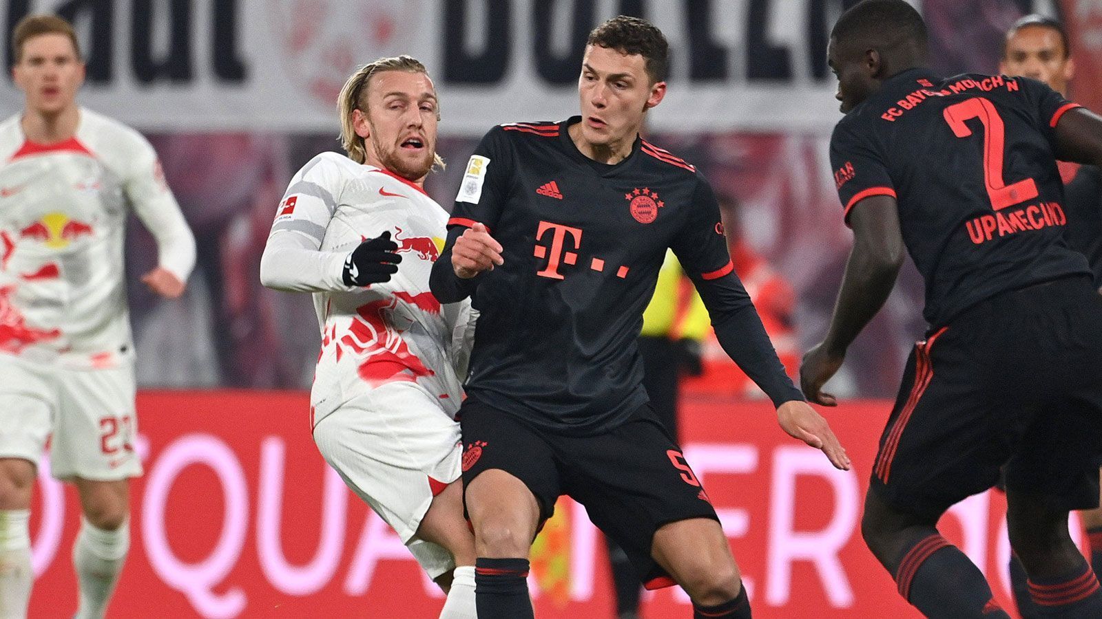 
                <strong>Benjamin Pavard</strong><br>
                Seine butterweiche Flanke vor dem vermeintlichen 1:0 der Bayern ist in der ersten halben Stunde eines der wenigen Highlights. Gibt bei seinen defensiven Aufgaben den seriösen Arbeiter. Ansonsten bleibt der Franzose aber blass. ran-Note: 4
              