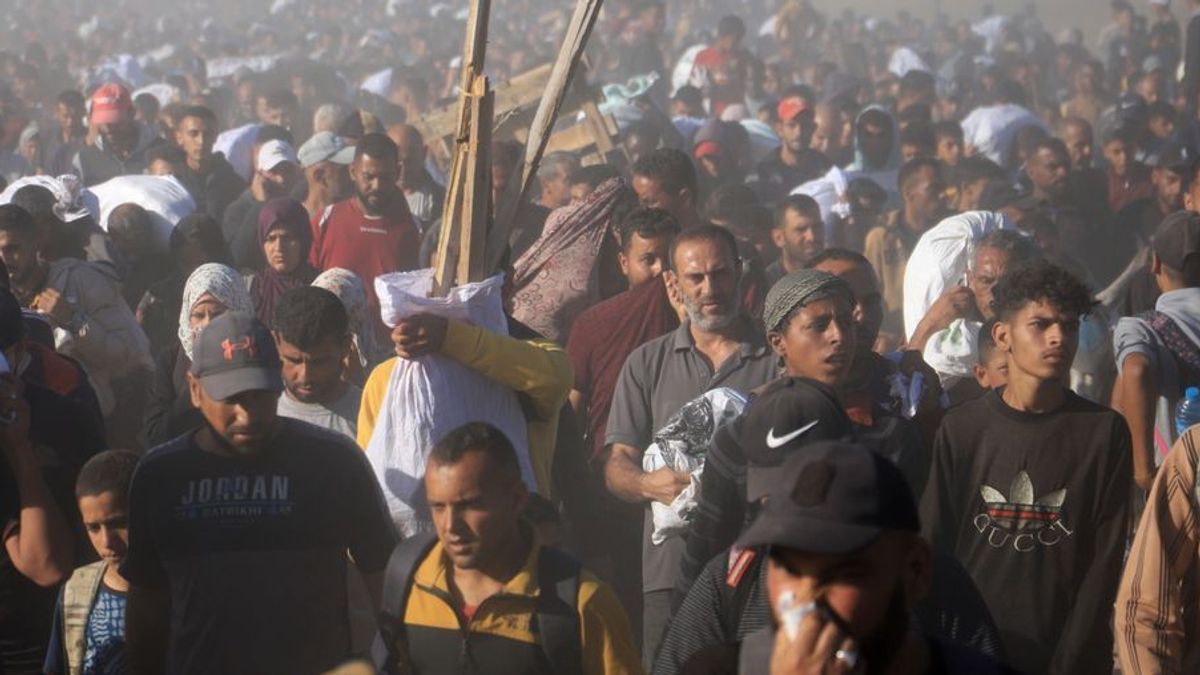 Palästinenser tragen Kisten und Taschen mit Lebensmitteln und humanitären Hilfspaketen - dabei sollen sieben von ihnen durch das israelische Militär getötet worden sein. 