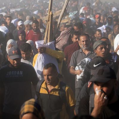 Palästinenser tragen Kisten und Taschen mit Lebensmitteln und humanitären Hilfspaketen - dabei sollen sieben von ihnen durch das israelische Militär getötet worden sein. 
