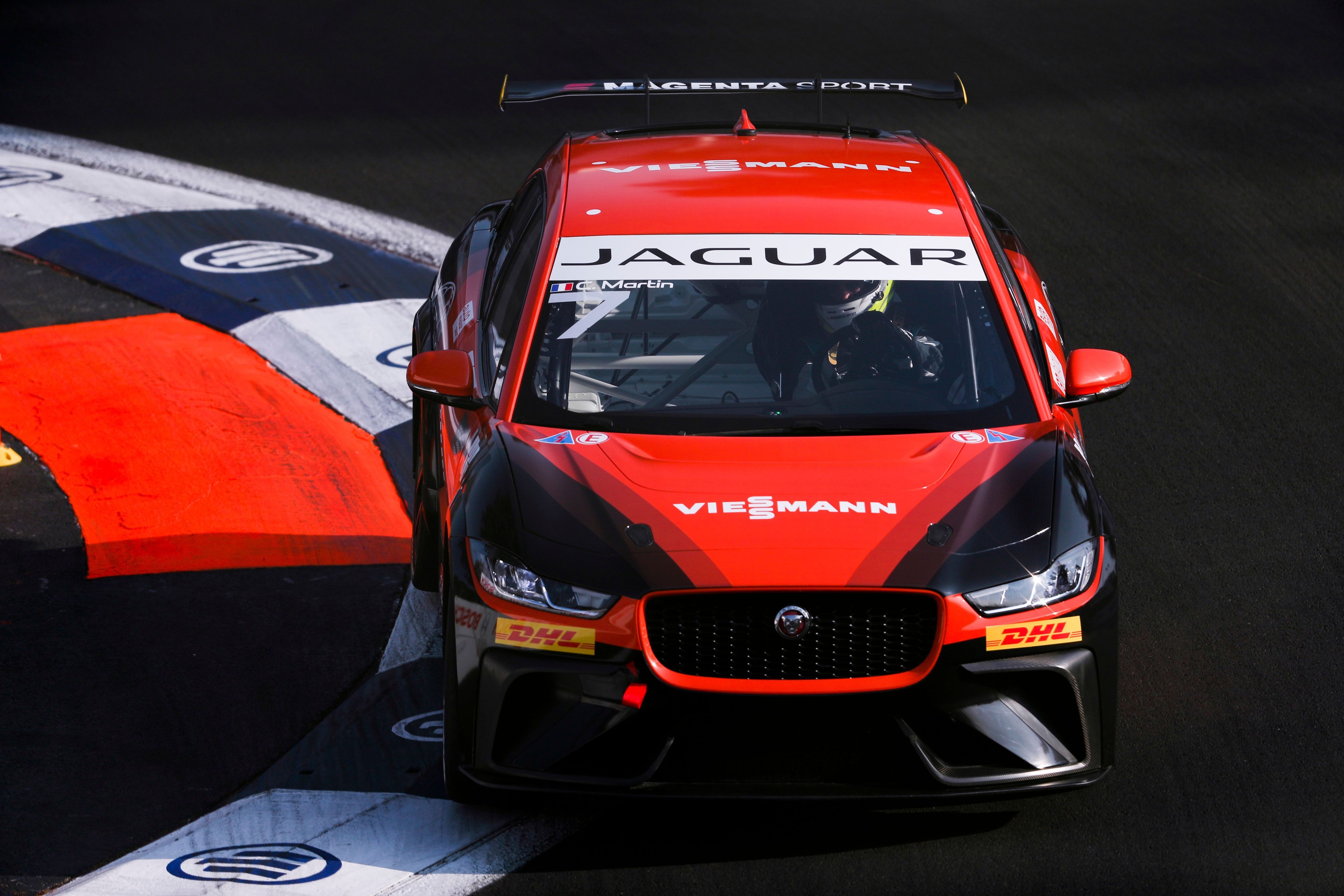 
                <strong>I-PACE eTrophy: Das ist das Auto des Team Germany</strong><br>
                Aufhängung und Aerodynamik unterscheiden sich sehr im Vergleich zur Straßenversion: Die Aufhängung ist härter, unter anderem damit die Fahrer schneller durch die Kurven heizen können. Außerdem wurde die Aerodynamik verbessert: Der Rennbolide hat einen Frontsplitter, einen Heckdiffusor und einen verstellbaren Heckflügel. All das sorgt dafür, dass die Luft die Autos stärker auf die Straße drückt und sie sich auch bei hohen Geschwindigkeiten stabil fahren lassen.
              