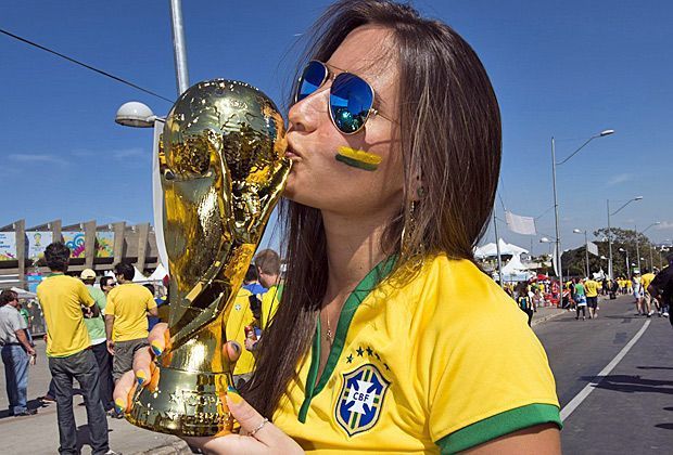 
                <strong>Verrückt, sexy, skurril: Fans in Brasilien </strong><br>
                Einfach nur zum Knutschen: Diese junge Dame zeigt Brasiliens Kapitän Thiago Silva schon einmal, wie er es am 13. Juli bei der Siegerehrung machen soll.
              