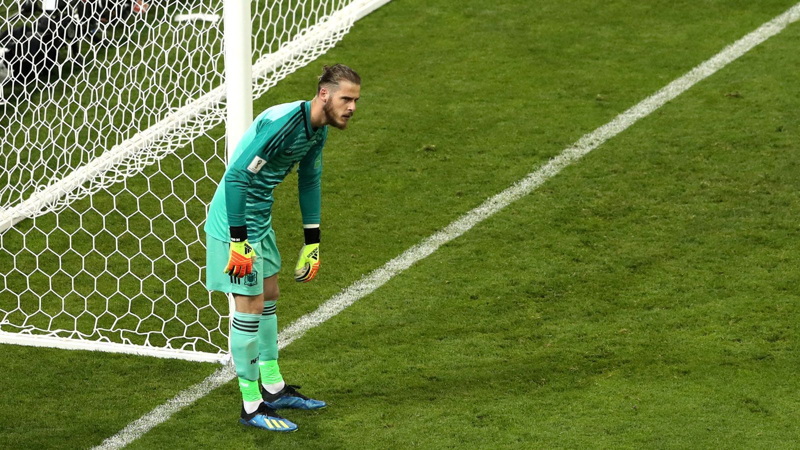 
                <strong>David de Gea (Spanien)</strong><br>
                Trat eigentlich nicht in Erscheinung – bis zur 44. Minute. Dort leistete sich der 27-Jährige einen riesigen Bock und ließ einen Ronaldo-Schuss ins Tor abklatschen, statt den Ball mit den Armen aufzunehmen. Hatte danach wenig Möglichkeiten, seinen Fehler wieder auszubügeln. Beim Ronaldo-Freistoß kurz vor Schluss ohne Chance! ran-Note: 5
              