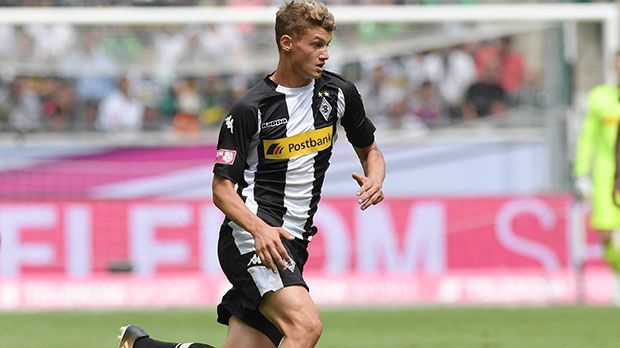 
                <strong>Defensives Mittelfeld: Mickael Cuisance (Borussia Mönchengladbach)</strong><br>
                Neben Reece Oxford angelten sich die "Fohlen" auch das französische Talent Mickael Cuisance. Max Eberl beschreibt seine Vorzüge wiefolgt: "Mickael Cuisance ist ein großes Talent, das im zentralen Mittelfeld auf verschiedenen Positionen einsetzbar ist." Das Talent aus der Jugend von Nancy wurde laut "Rheinischer Post" von Top-Klubs wie Juventus Turin und Manchester City umworben. Ein erstes Ausrufezeichen setzte Cuisance im Testspiel gegen Eupen, als er sein Team mit einem Freistoßtor vor der Niederlage bewahrte.
              