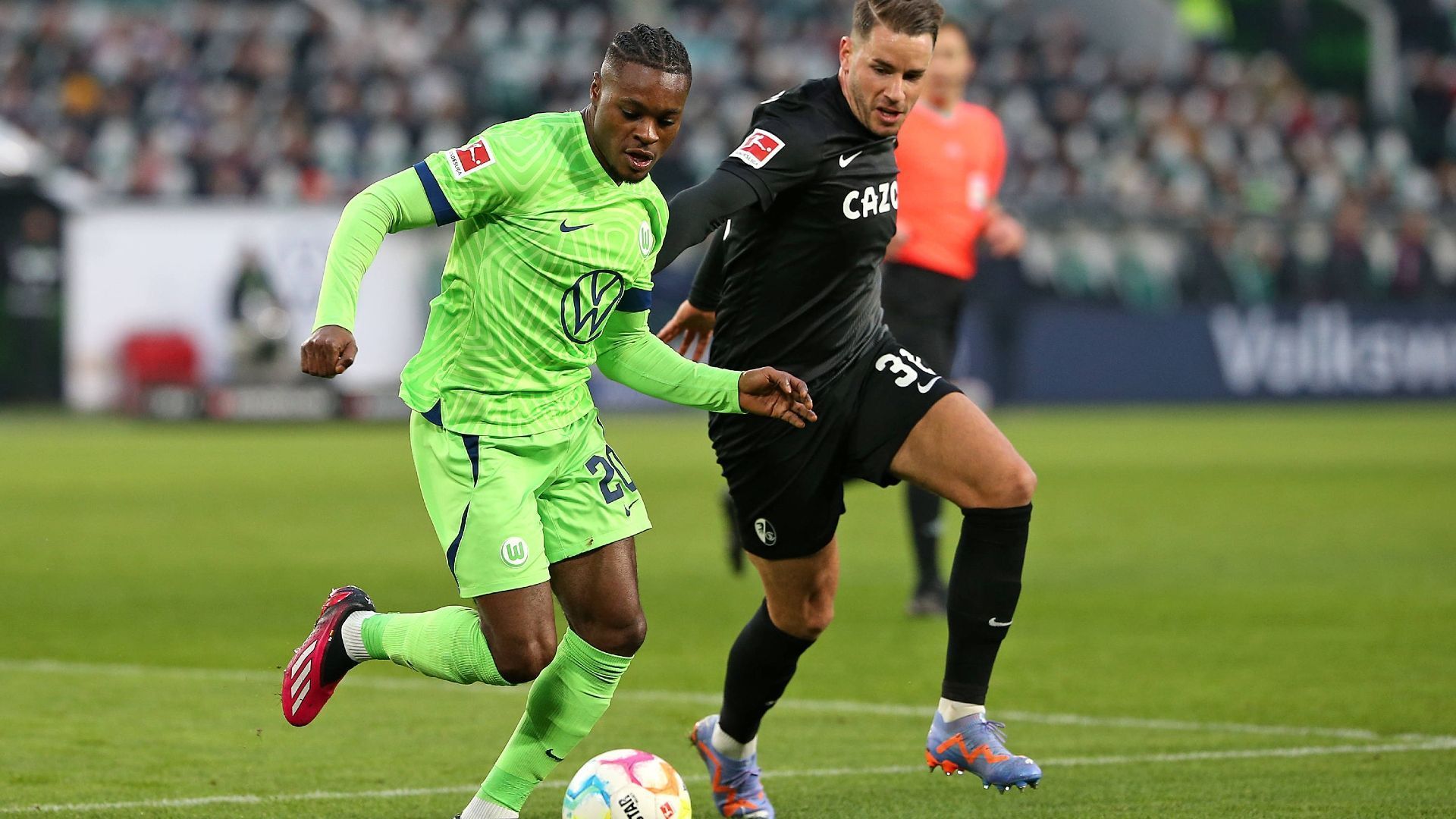 
                <strong>Verlierer: Christian Günter (SC Freiburg)</strong><br>
                Bei der WM ohne Einsatz, in Wolfsburg ohne Elan. Freiburgs Linksverteidiger erlebt bei der 0:6-Klatsche in Niedersachen einen ganz bitteren Nachmittag. Schon beim frühen 0:1 durch Wimmer indisponiert, kann er diesen auch vor dessen Vorlage zum 0:2 aus Freiburger Sicht nicht stoppen. Für Freiburg endet das Dasein als Bayern-Jäger Nummer 1 – auch wegen Günter – im Debakel.
              