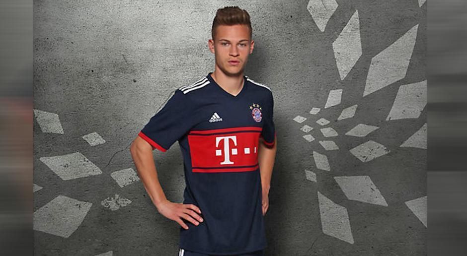 
                <strong>FC Bayern München</strong><br>
                Der FC Bayern hat das neue Auswärtstrikot für die Saison 2017/2018 veröffentlicht. Vom weißen Dress in der vergangenen Spielzeit wechseln die Münchner auf einen einheitlichen Look in dunkelblau! Einziger Farbakzent: der breite rote Bruststreifen. Hose und Stutzen sind ebenfalls dunkelblau. 
              