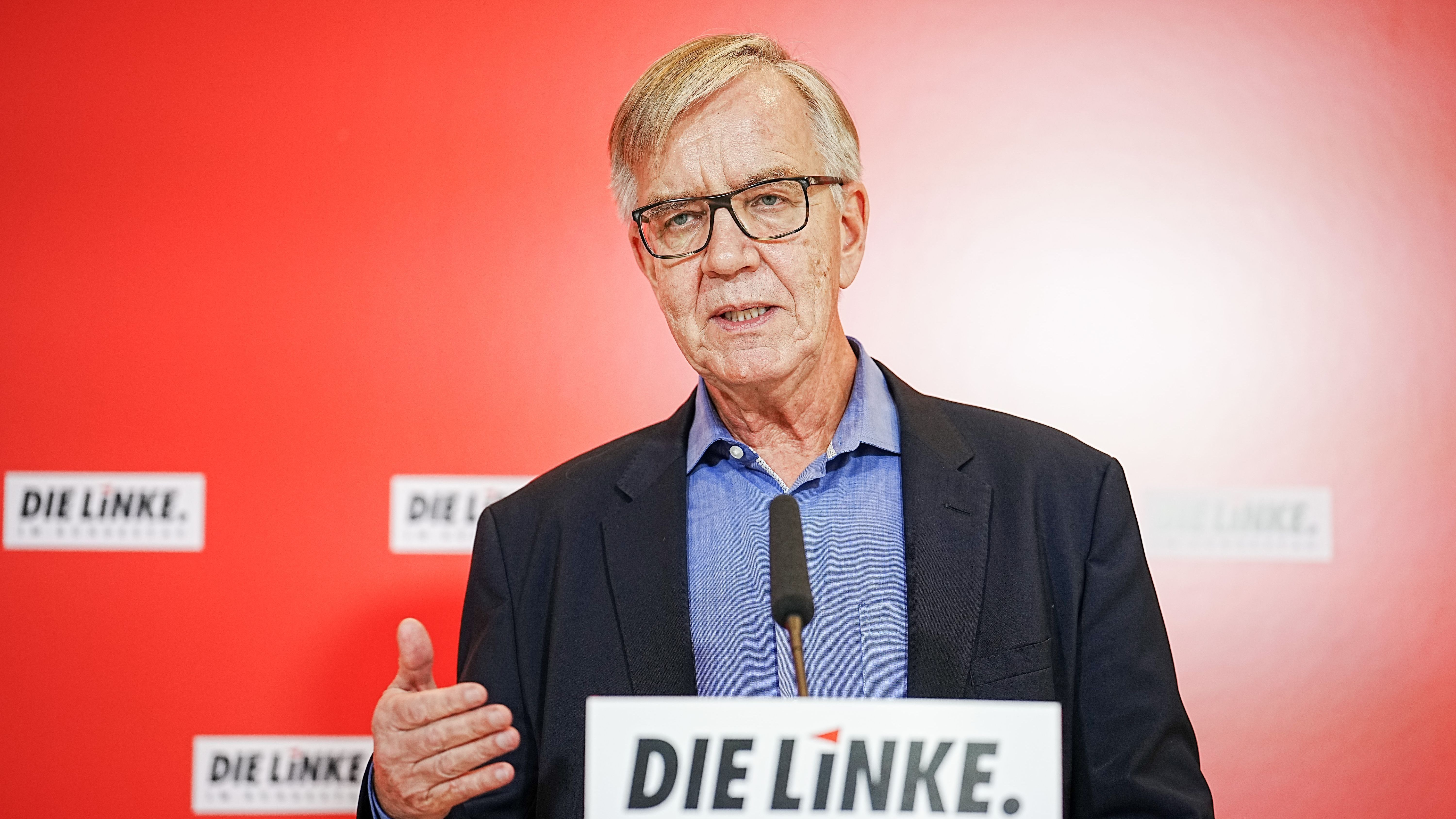 Dietmar Bartsch, Fraktionsvorsitzender der Partei Die Linke kritisiert eine "Zwei-Klassen-Gesellschaft" zwischen Renter:innen und Pensionär:innen.