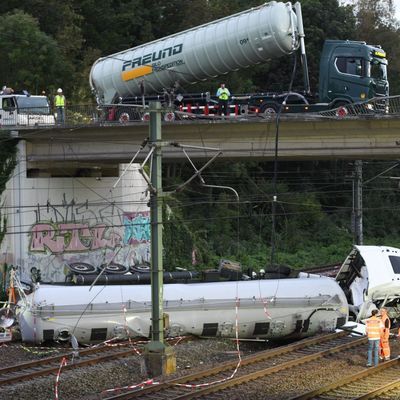 Lastwagen stürzt von Brücke auf Bahngleise