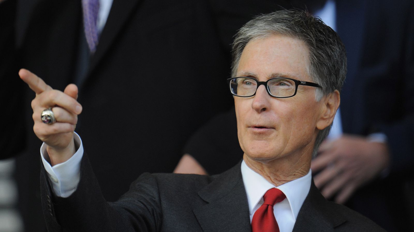 
                <strong>Premier League Take over: So tief greifen Investoren in die Tasche</strong><br>
                Haben die "Reds" bald einen neuen Besitzer? Nach Informationen der "New York Post" hat einer der Klubbesitzer, John W. Henry, den FC Liverpool wohl zum Verkauf angeboten. Demnach soll der Klub von Jürgen Klopp für rund 1,7 Milliarden Euro auf dem Markt sein. Nachdem John W. Henry Ende 2017 noch ein Angebot des Investor Sheik Khaled Bin Zayed Al Nahayan ablehnte, hat sich der US-Amerikaner demzufolge nun endgültig dafür entschieden, den Verein möglichen Investoren anzubieten. Die Fenway Sports Group, die Holding von John W. Henry, übernahm 2010 den FC Liverpool für 310 Millionen Euro. Insgesamt gibt es zehn Premier-League-Klubs, die komplett einem externen Investor gehören. ran.de gibt einen Überblick über die Kosten für die Übernahmen.
              